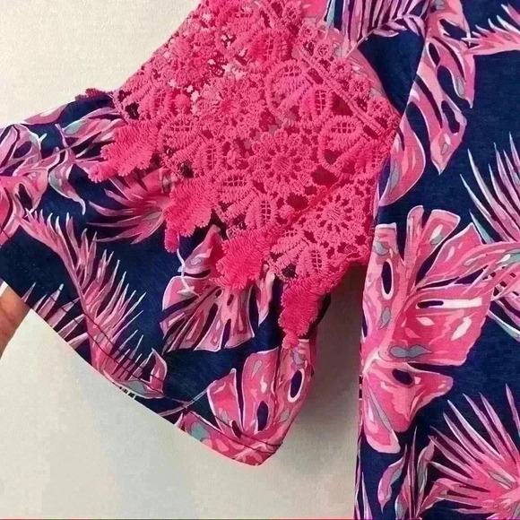 Simply Southern 3/4 bell sleeve top with lace detail size S Small - Picture 4 of 5